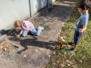 Les enfants créent dans la nature